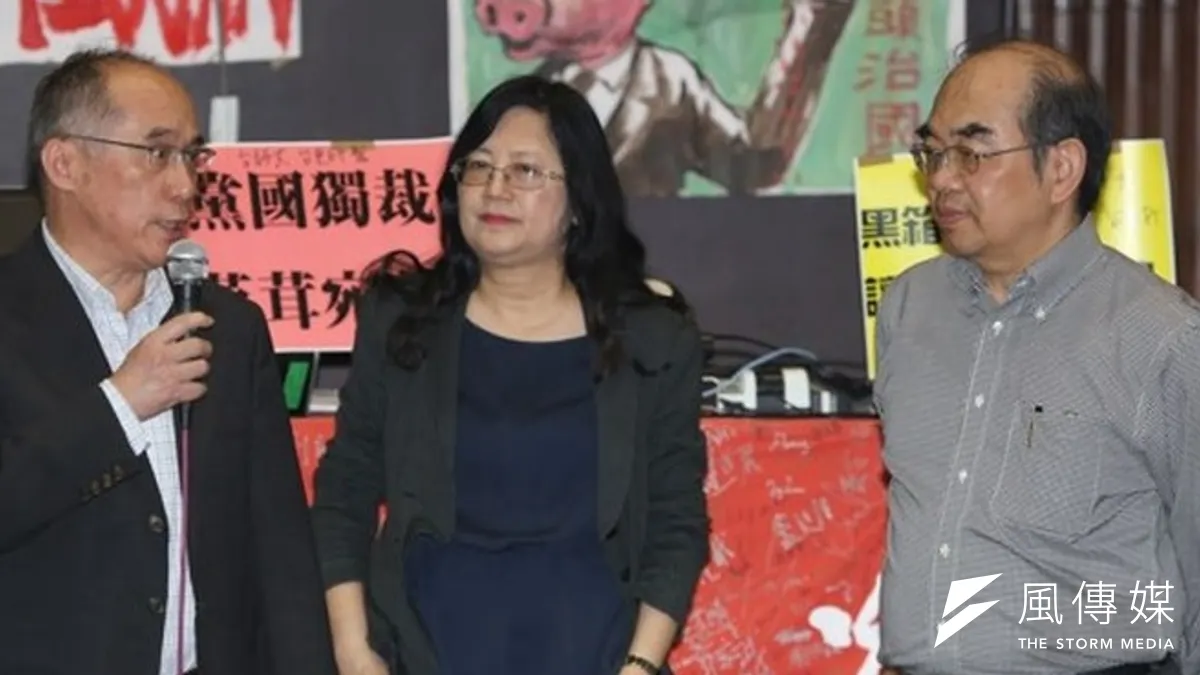 交大校長吳妍華11日針對日前「沒把學生教好」的發言,發表道歉信。圖為東華、交通、陽明大學校長到場為學生打氣,左起陽明大學校長梁賡義、交通大學校長吳妍華、東華大學校長吳茂昆。(余志偉攝) 交大校長吳妍華11日針對日前「沒把學生教好」的發言,發表道歉信。圖為東華、交通、陽明大學校長到場為學生打氣,左起陽明大學校長梁賡義、交通大學校長吳妍華、東華大學校長吳茂昆。(余志偉攝)