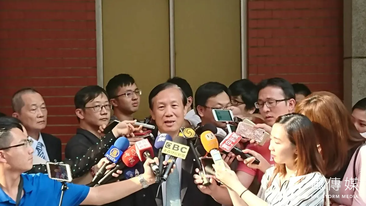 商總理事長賴正鎰15日率商總理監事赴立院拜會立法院長蘇嘉全,賴正鎰認為,調整基本工資與公務員調薪、一例一休修法是息息相關。(林瑋豐攝)