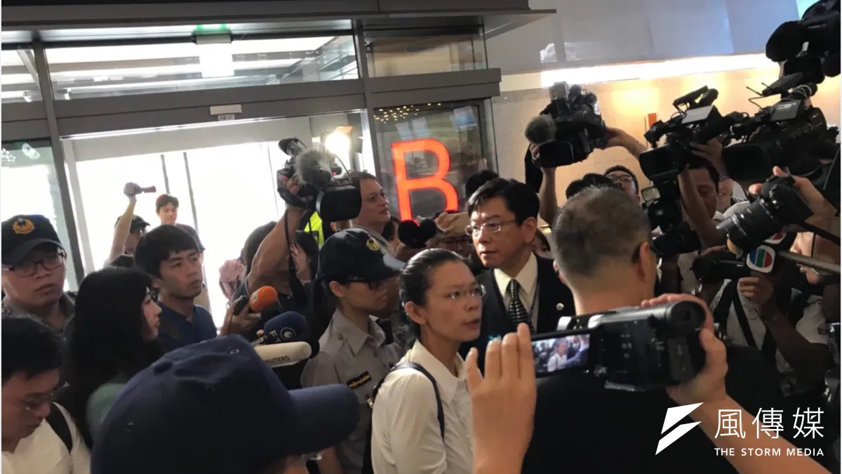 中國將對李明哲將於11日展開審判,李凈瑜前往松山機場,準備動身前往中國。(石秀娟攝)