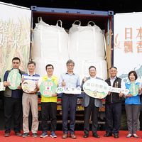 農業部長の陳駿季氏、新竹県知事の楊文科氏、湖口郷農会総幹事の周星江氏らが、輸出用白米の封印作業を行った。(写真/新竹県政府提供) 農業部長の陳駿季氏、新竹県知事の楊文科氏、湖口郷農会総幹事の周星江氏らが、輸出用白米の封印作業を行った。(写真/新竹県政府提供)