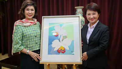 被封為「最美麗主持人」的白嘉莉(左)受邀回台擔任家鄉台中市的全球代言人,25日赴台中市政與台中市長盧秀燕(右)會面。(台中市政府提供)