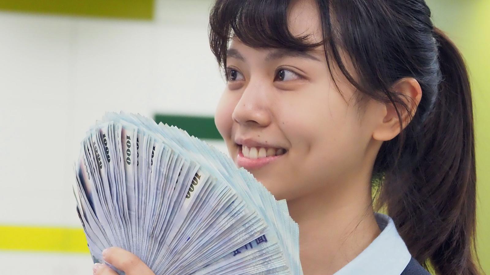 軍公教大禮包!不只明年加薪4% 月退俸調幅5.89%也編入總預算