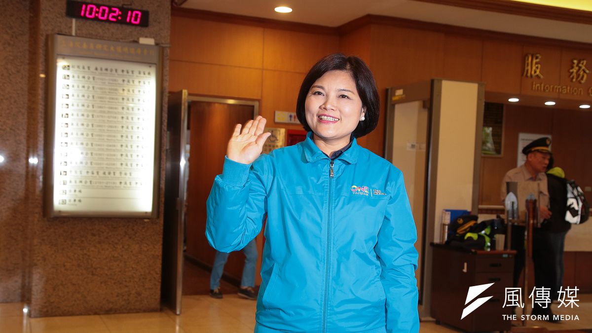 國民黨雲林縣長候選人張麗善2日於立院召開記者會,宣布辭去立委,專心投入縣長選戰。(顏麟宇攝) 國民黨雲林縣長候選人張麗善2日於立院召開記者會,宣布辭去立委,專心投入縣長選戰。(顏麟宇攝)