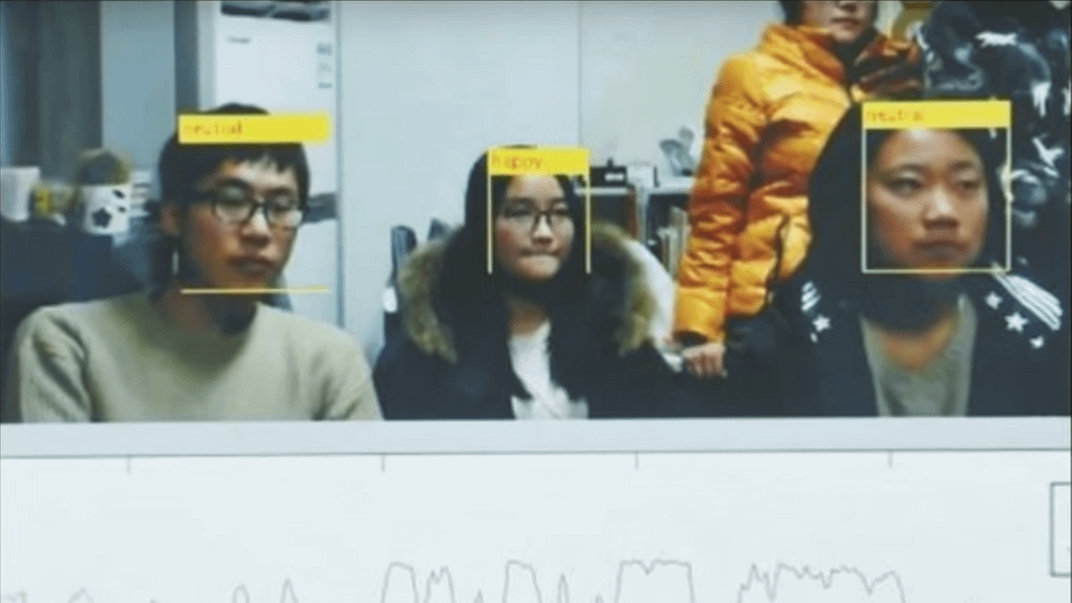 四川大學的教授魏驍勇製作了一套人臉辨識的點名系統,學生的上課狀況都逃不過他的法眼!(圖/Breaking News 2016@youtube) 四川大學的教授魏驍勇製作了一套人臉辨識的點名系統,學生的上課狀況都逃不過他的法眼!(圖/Breaking News 2016@youtube)