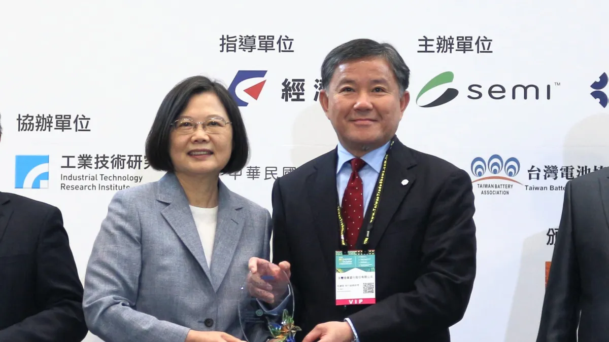 永豐銀行力推綠色金融生態圈,連續5年獲經濟部能源局頒發「光鐸獎-優良金融服務獎」。總統蔡英文(左)頒獎、由永豐銀行執行副總經理莊建發(右)代表領獎。(永豐銀行提供)