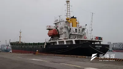 擱淺於旗津水域的「安利669」輪,經拖救團隊連日持續不斷努力,終於順利脫險拖進港內。(圖/徐炳文攝)