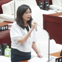 秦慧珠(見圖)28日要求總統府公開說明,1.5萬盒中秋禮盒總價多少錢。(資料照,蔡親傑攝) 秦慧珠(見圖)28日要求總統府公開說明,1.5萬盒中秋禮盒總價多少錢。(資料照,蔡親傑攝)