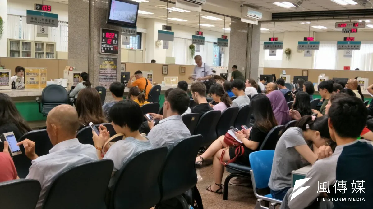移民署臺北市服務站大廳開學前湧人潮。 (圖/內政部移民署提供)