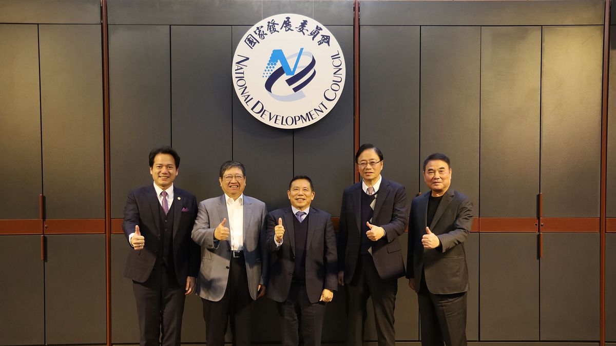 竹市代理市長邱臣遠(左起)、新竹縣長楊文科、國發會主委劉鏡清、桃園市長張善政、苗栗縣長鍾東錦,20日在國發會討論「桃竹苗大矽谷計劃」推動事宜。(圖/新竹縣政府提供) 竹市代理市長邱臣遠(左起)、新竹縣長楊文科、國發會主委劉鏡清、桃園市長張善政、苗栗縣長鍾東錦,20日在國發會討論「桃竹苗大矽谷計劃」推動事宜。(圖/新竹縣政府提供)