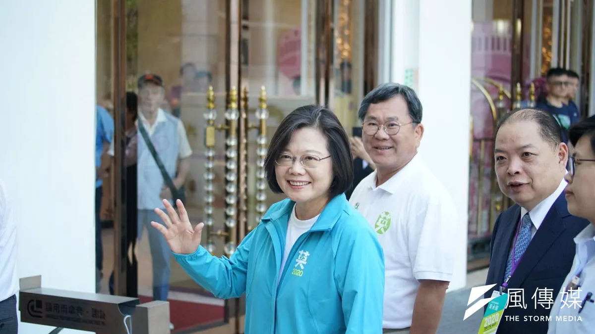 民進黨總統參選人蔡英文(中)1日出席各縣市競總幹部及各後援會的授證儀式。圖右二為台北市黨部主委黃承國,右三為立委陳明文。(盧逸峰攝)