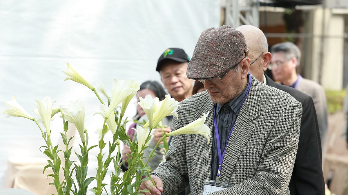 圖為白色恐怖政治受難者暨家屬獻花。(文化部提供) 圖為白色恐怖政治受難者暨家屬獻花。(文化部提供)