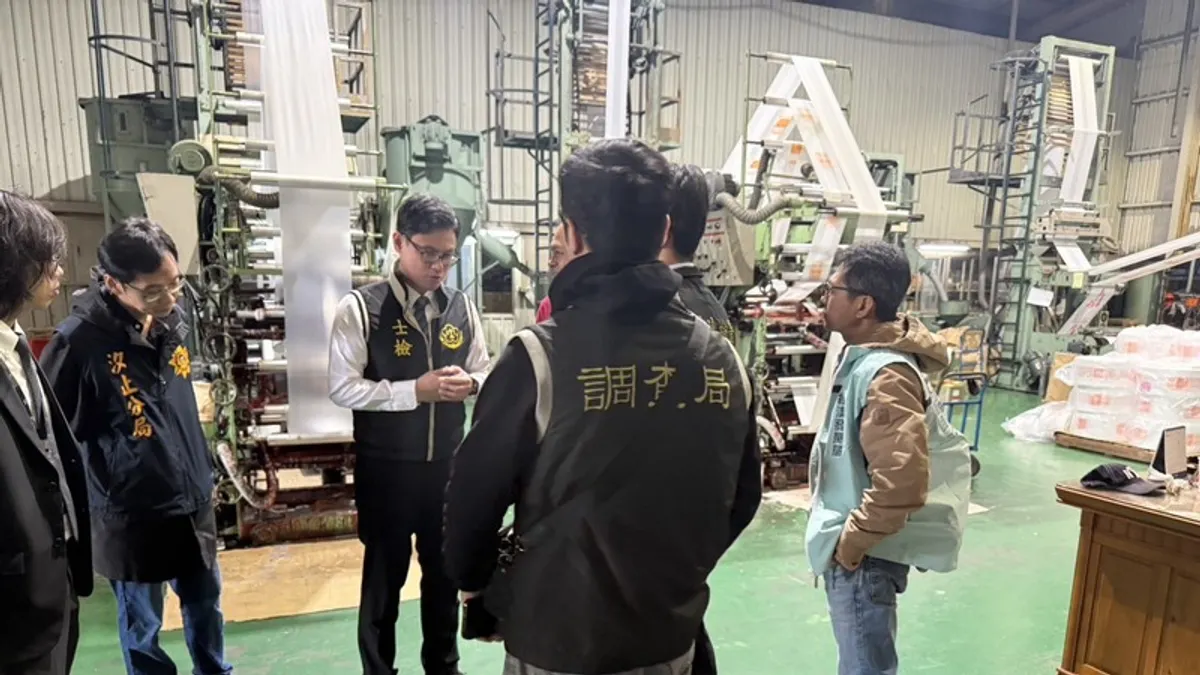 士檢溯源稽查塑膠袋。(士林地檢署提供)