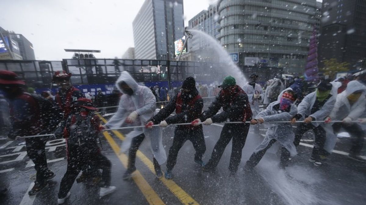 南韓示威民眾遭水柱鎮壓(美聯社) 南韓示威民眾遭水柱鎮壓(美聯社)