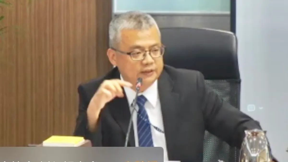 金管會法律事務處處長林志憲28日於例行記者會說明,首波融資租賃業者納管,今年9月15日生效。(截圖自金管會線上記者會) 金管會法律事務處處長林志憲28日於例行記者會說明,首波融資租賃業者納管,今年9月15日生效。(截圖自金管會線上記者會)