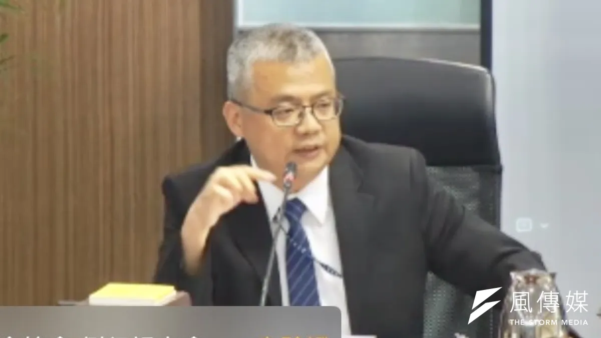 金管會法律事務處處長林志憲28日於例行記者會說明,首波融資租賃業者納管,今年9月15日生效。(截圖自金管會線上記者會)