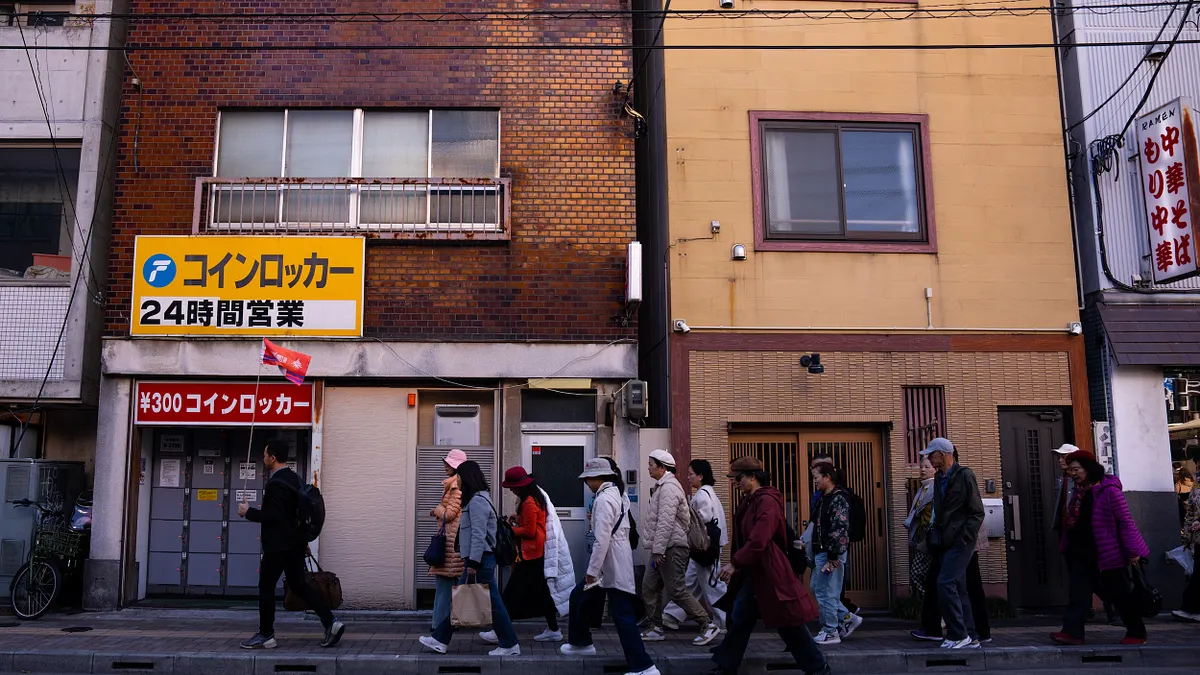 2025 年 11 月 20 日,中國大陸遊客參觀東京的淺草地區。(美聯社)