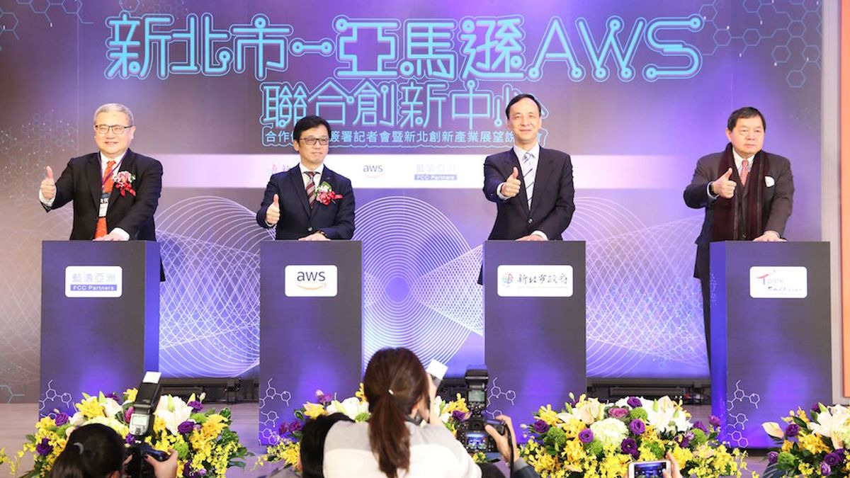 新北市長朱立倫 (右二)出席「新北市-亞馬遜AWS聯合創新中心」合作備忘錄簽署記者會。(圖/新北市經發局提供) 新北市長朱立倫 (右二)出席「新北市-亞馬遜AWS聯合創新中心」合作備忘錄簽署記者會。(圖/新北市經發局提供)