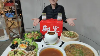 「綠饌食」因應年節需求,今年推出年菜系列有佛跳牆、米糕、猴頭菇等。(圖/徐炳文攝)