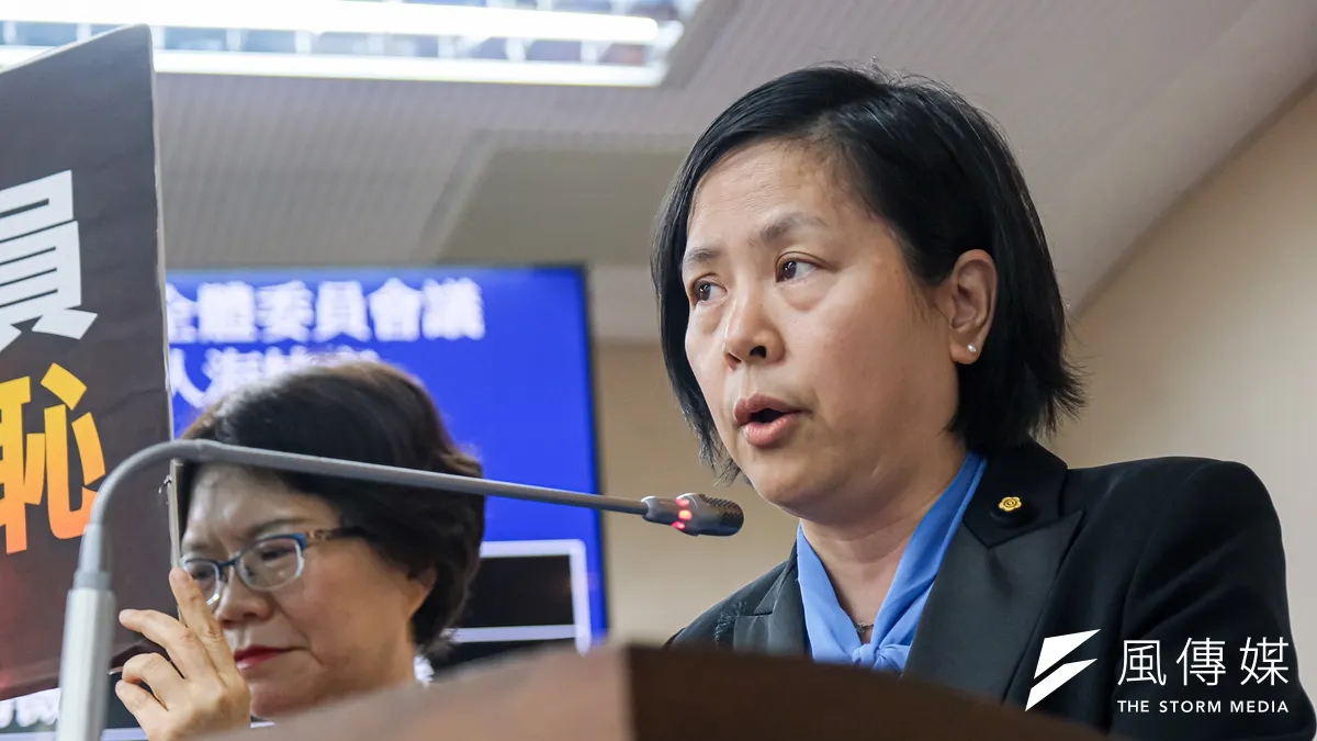 民眾黨立委李貞秀(右)就職兩個月,始終在政治風暴中無法脫身。(劉偉宏攝)