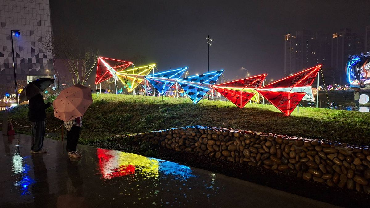 城市聚光燈燈區中的「福道」彷彿即將起飛的紙飛機,印有6國地圖和出入境章,乘載著幸福的祝願、順遂的旅程。(圖/桃園市政府客家局提供) 城市聚光燈燈區中的「福道」彷彿即將起飛的紙飛機,印有6國地圖和出入境章,乘載著幸福的祝願、順遂的旅程。(圖/桃園市政府客家局提供)