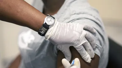 美國食品暨藥物管理局(FDA)考慮不等試驗完成提早批准疫苗。(AP)