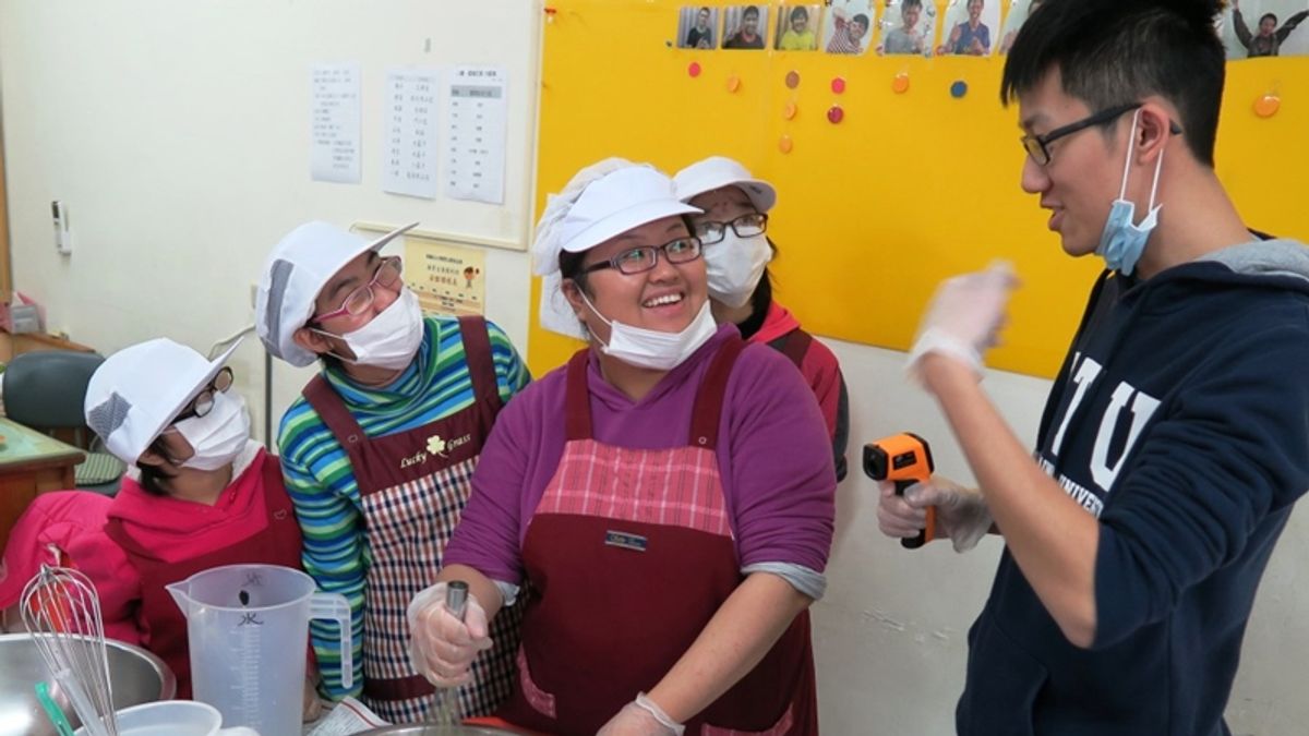 尹又令曾跟著喜憨兒體驗做皂,在他們臉上看到的自信與快樂也是他創業的原因之一。(圖/尹又令提供) 尹又令曾跟著喜憨兒體驗做皂,在他們臉上看到的自信與快樂也是他創業的原因之一。(圖/尹又令提供)