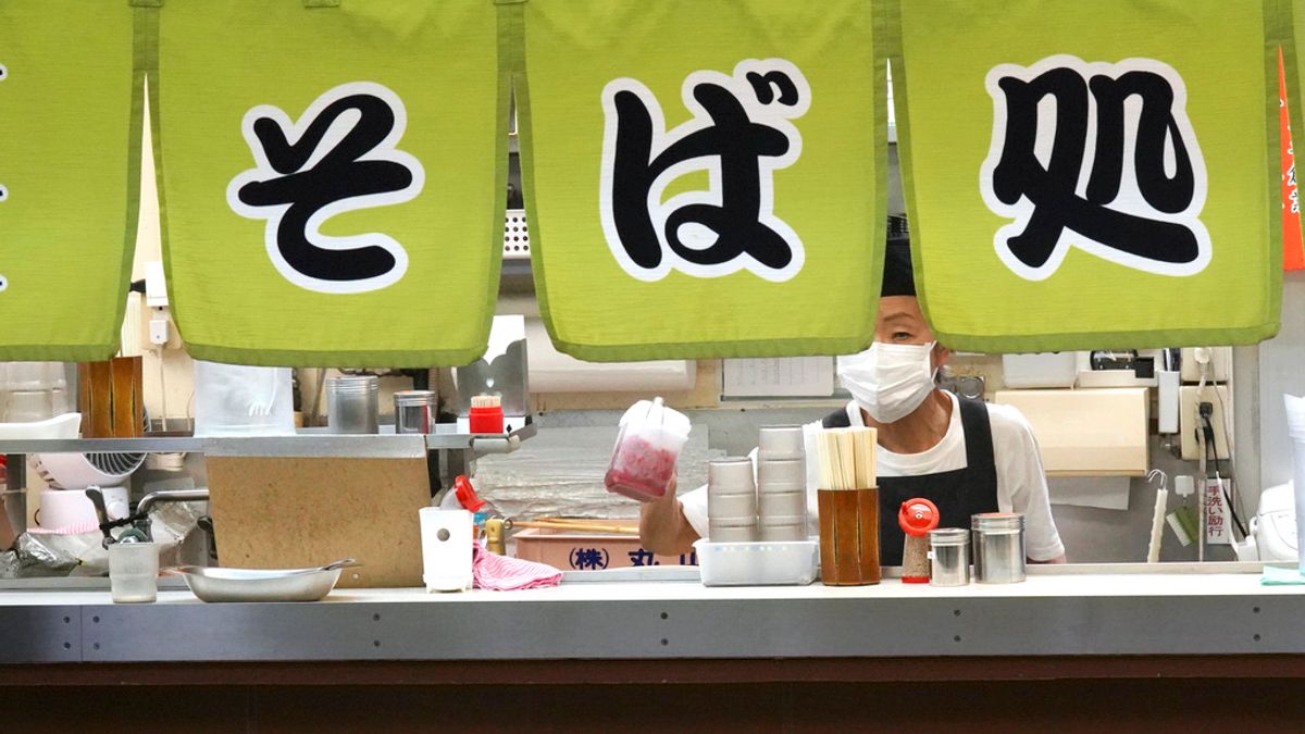 日本正向海外勞工敞開大門。圖為在日本東京車站正在準備餐點的店員。(AP) 日本正向海外勞工敞開大門。圖為在日本東京車站正在準備餐點的店員。(AP)