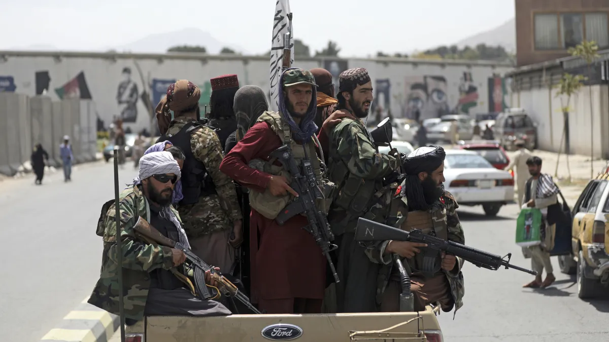 2021年8月19日,阿富汗神學士(Taliban)戰士巡邏首都喀布爾(Kabul)(AP)