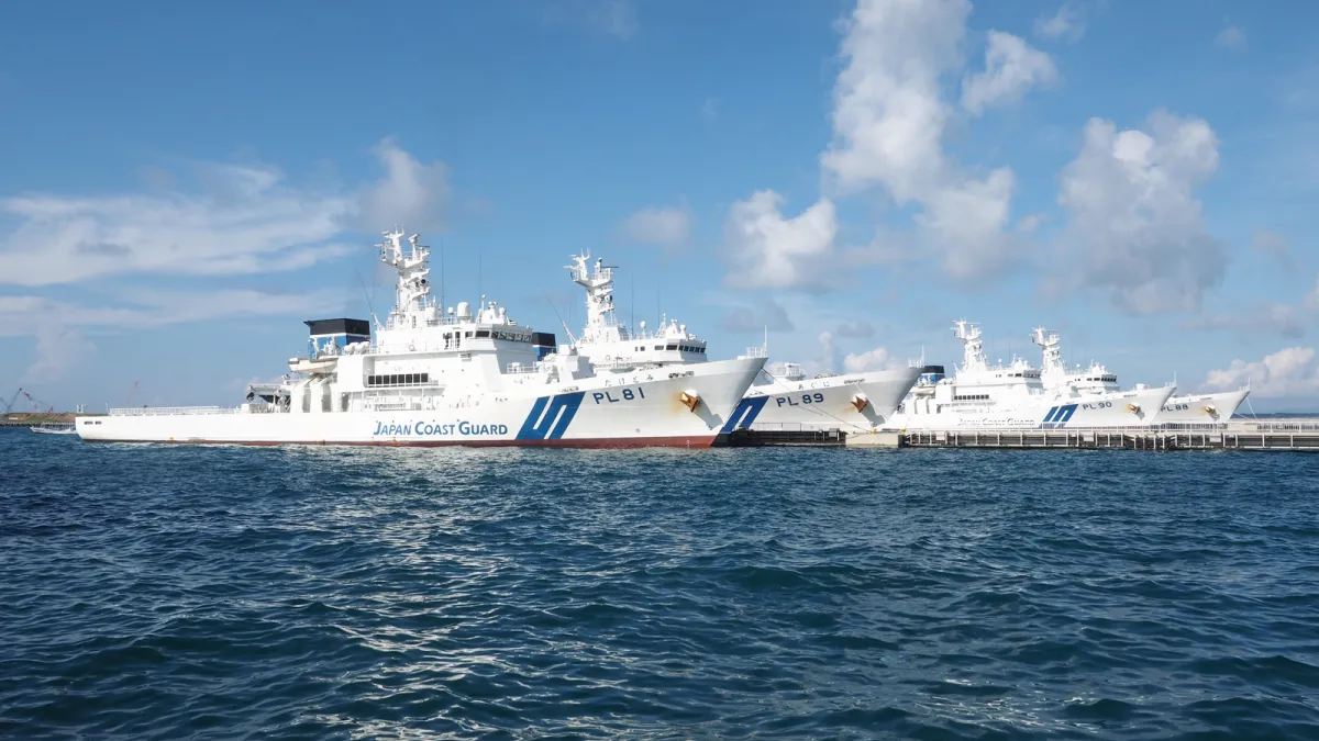 日本海上保安廳在石垣島佈署14艘中大型艦艇,數量高居全日本各基地之冠,以因應中國在東海的威脅。(維基百科)