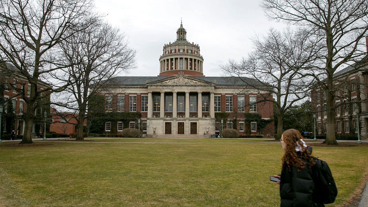 ロチェスター大学のキャンパスを歩く留学生。(AP通信) ロチェスター大学のキャンパスを歩く留学生。(AP通信)