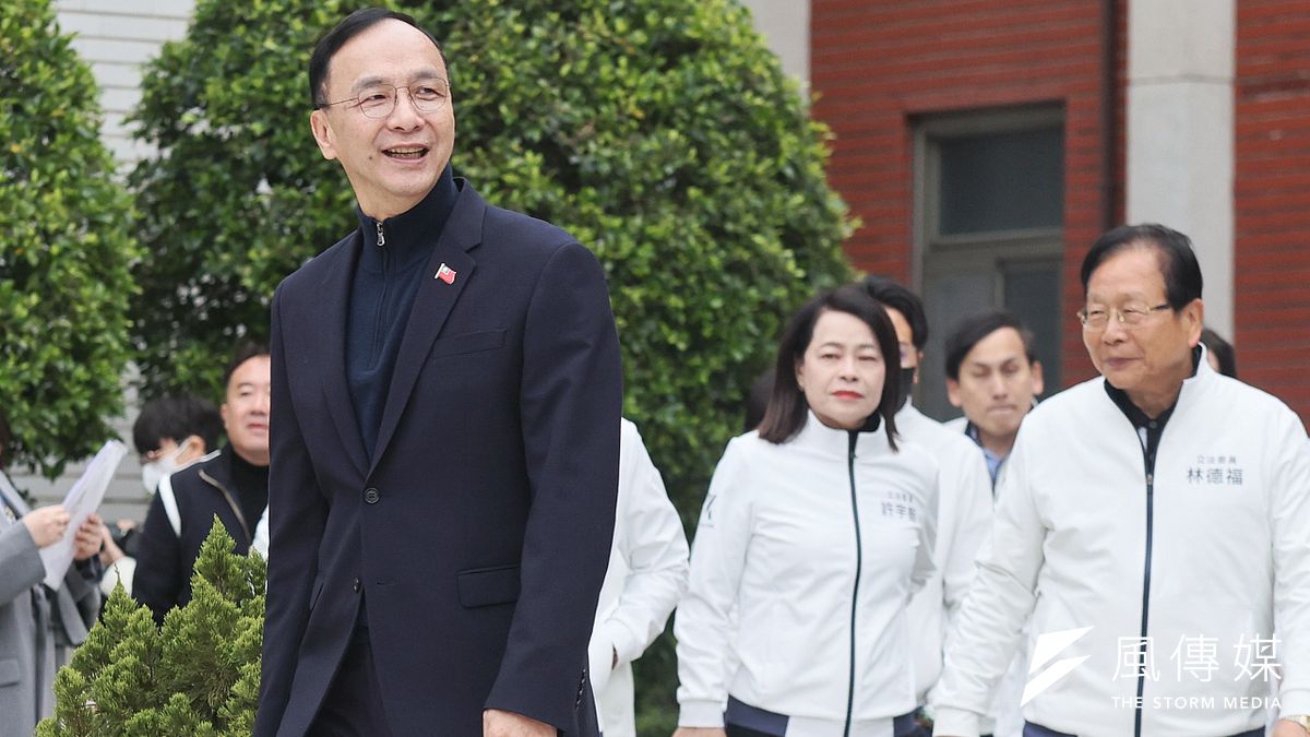 國民黨主席朱立倫17日與國民黨團立委,宣布推動「反戒嚴」、「反廢死」公投。(資料照,柯承惠攝) 國民黨主席朱立倫17日與國民黨團立委,宣布推動「反戒嚴」、「反廢死」公投。(資料照,柯承惠攝)