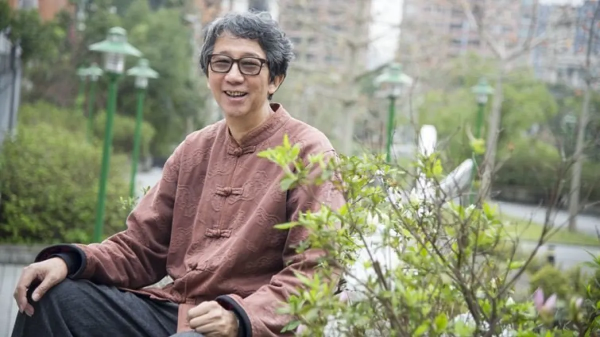 因為高中被退學過,所以人稱「茂伯」的他更加用心陪伴學生成長,不只教書,更教學生做人的道理。(圖/劉潔萱攝,親子天下提供)