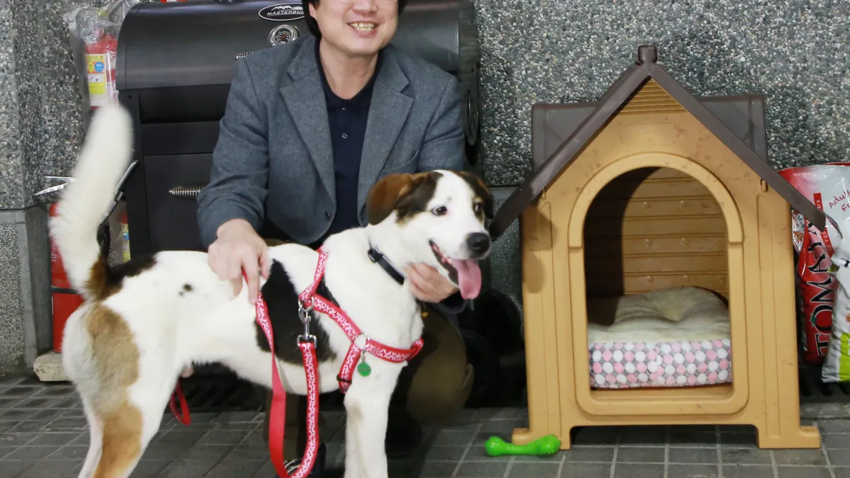 基隆市長林右昌在壽山路官邸歡迎新成員米克斯犬「林吉米」回家。(取自基隆市政府)