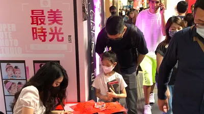 公益不落人後,雷言夏春聯揮毫助慈善。(圖/主辦單位提供)