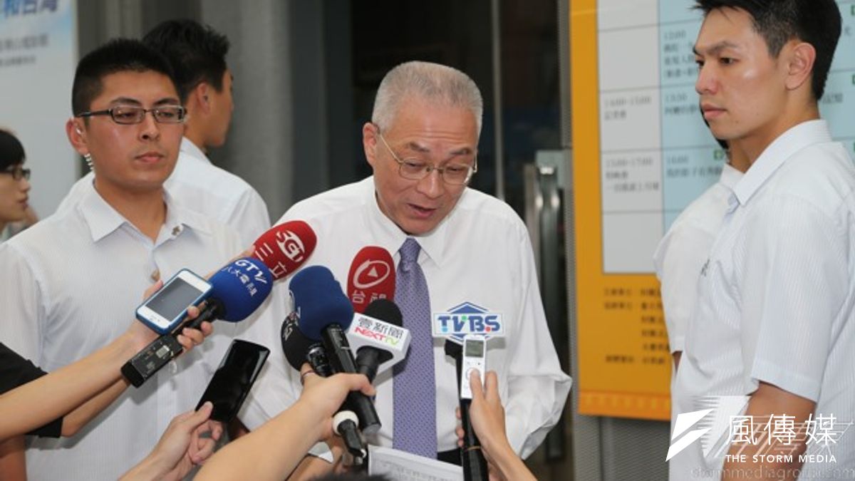 高市民進黨議員告發吳敦義,於擔任高雄市長期間核准中油挖掘道路,更新包括此次高雄氣爆問題管線在內共51條管線,涉嫌圖利及殺人。(吳逸驊攝) 高市民進黨議員告發吳敦義,於擔任高雄市長期間核准中油挖掘道路,更新包括此次高雄氣爆問題管線在內共51條管線,涉嫌圖利及殺人。(吳逸驊攝)