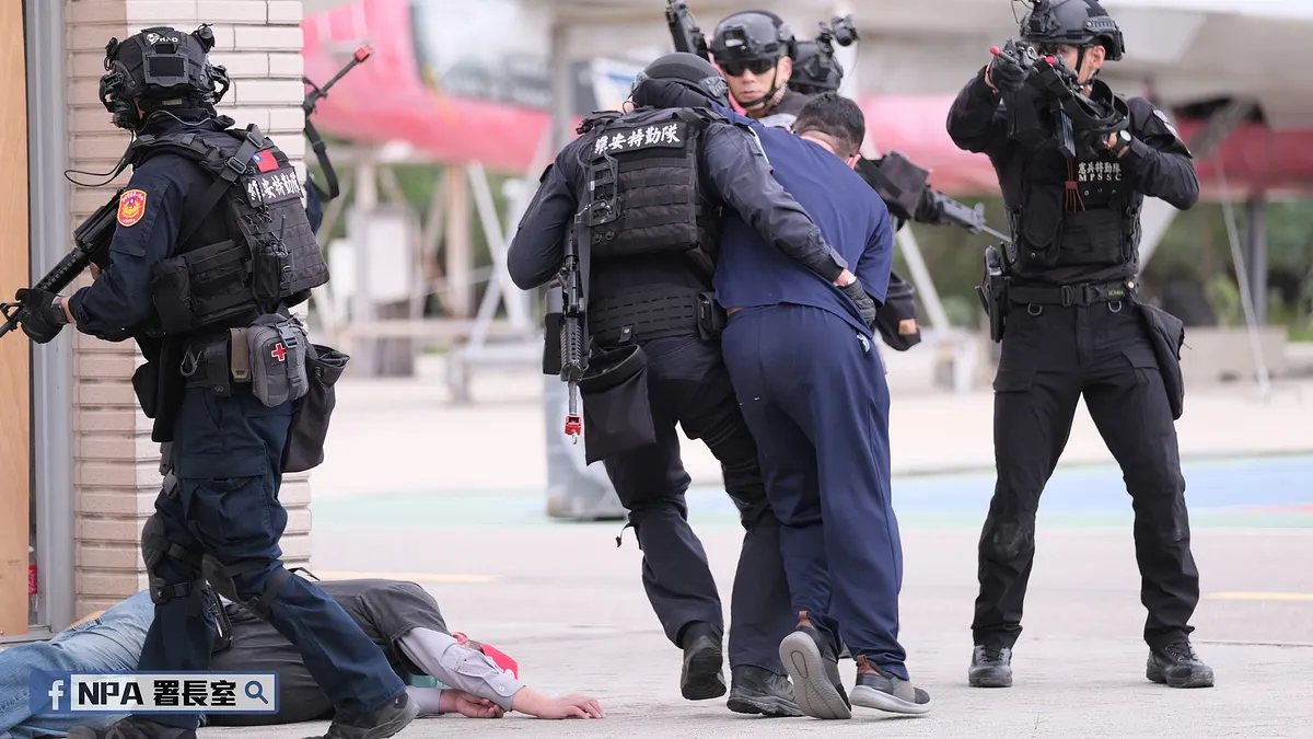 警政署近日舉辦大規模演習。圖右為憲兵特勤隊。(取自NPA署長室臉書) 警政署近日舉辦大規模演習。圖右為憲兵特勤隊。(取自NPA署長室臉書)