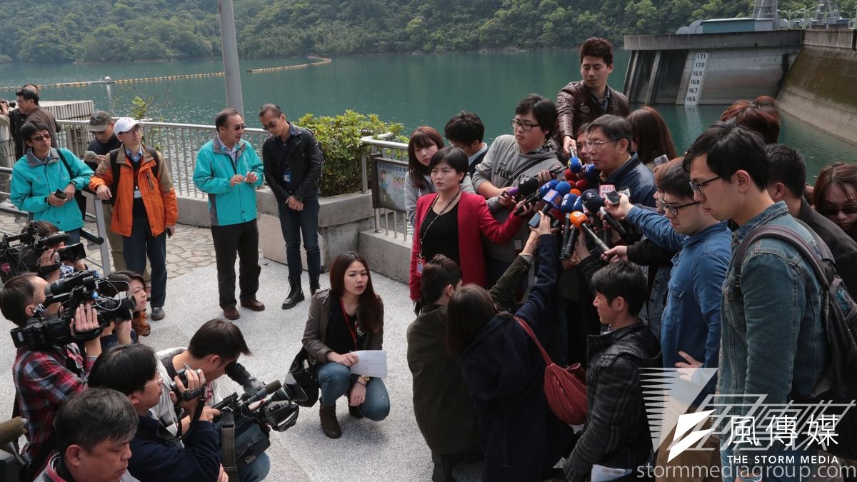 媒體記者常常在外加班,因沒有出勤紀錄無法計算加班費,勞動部表示雇主必須對在外工作勞工,以書面契約約定。(資料照,余志偉攝) 媒體記者常常在外加班,因沒有出勤紀錄無法計算加班費,勞動部表示雇主必須對在外工作勞工,以書面契約約定。(資料照,余志偉攝)