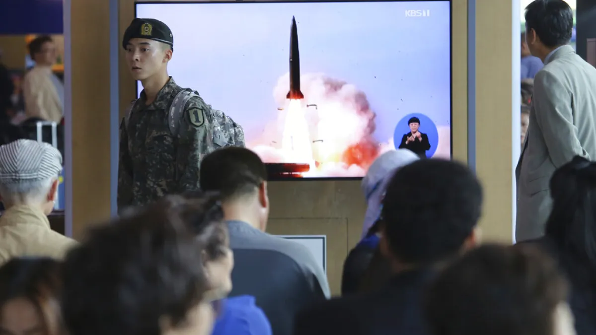 北韓4日上午從江原道元山朝東北方向發射數枚「短程飛行物」,而且最高領導人、國務委員會委員長金正恩親自視察指導。(美聯社)
