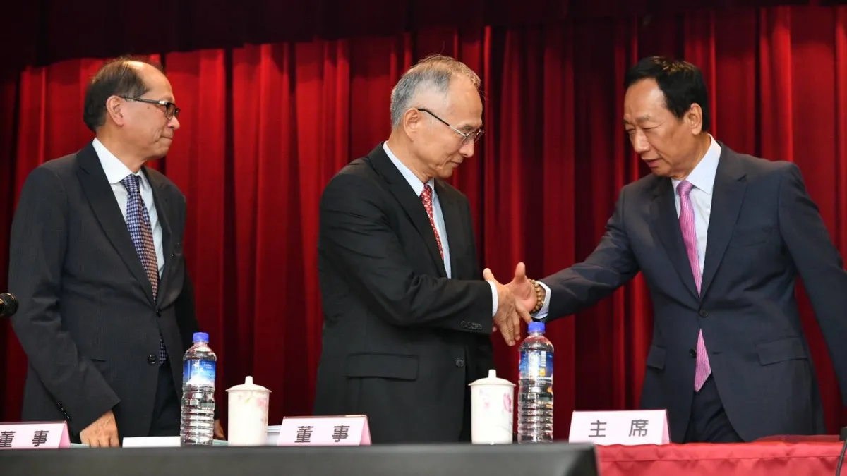 鴻海集團董事長郭台銘出席鴻海股東會,正式將董事長的職務交棒。(鴻海提供)