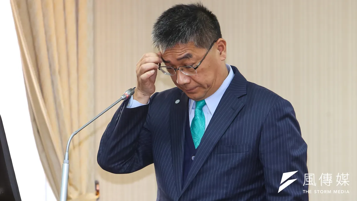 上周才因移送警政署長引發閣揆之怒,內政部長徐國勇30日於內政委員會備詢,不時露出尷尬表情。(顏麟宇攝)