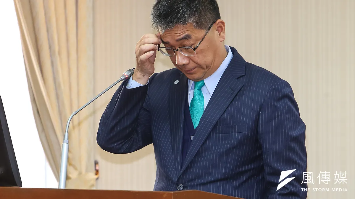 上周才因移送警政署長引發閣揆之怒,內政部長徐國勇30日於內政委員會備詢,不時露出尷尬表情。(顏麟宇攝) 上周才因移送警政署長引發閣揆之怒,內政部長徐國勇30日於內政委員會備詢,不時露出尷尬表情。(顏麟宇攝)