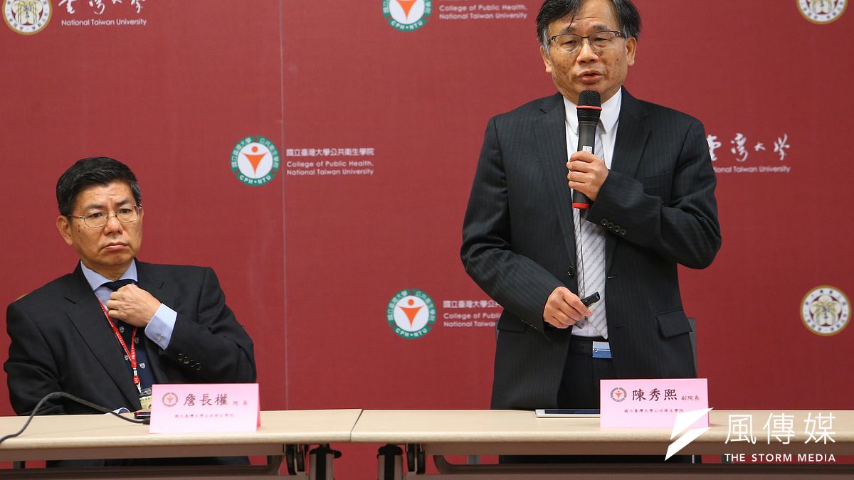 台大公衛學院副院長陳秀熙(右)17日表示,從台灣處理「寶瓶星號」的案例看來,我國確實在處理郵輪上感染的表現很不錯。(顏麟宇攝) 台大公衛學院副院長陳秀熙(右)17日表示,從台灣處理「寶瓶星號」的案例看來,我國確實在處理郵輪上感染的表現很不錯。(顏麟宇攝)