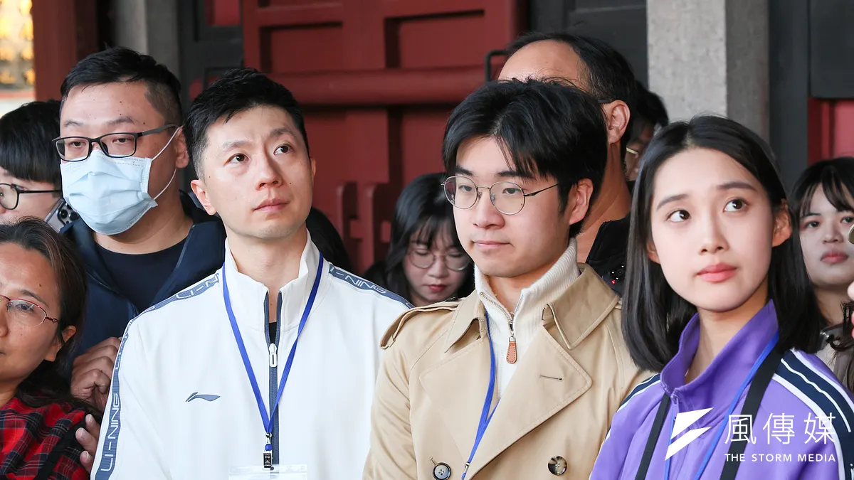 中國大陸乒乓球選球馬龍(左二)、北京清華大學學生彭弋航(右一)與陸生團來台交流參訪。(顏麟宇攝) 中國大陸乒乓球選球馬龍(左二)、北京清華大學學生彭弋航(右一)與陸生團來台交流參訪。(顏麟宇攝)