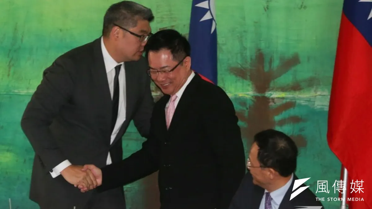 丁守中指出,最近有來自不同陣營的放話和媒體操作,以所謂「像兒子的打真兒子」、「忘恩負義」來打擊他與連勝文的民主競選。(余志偉攝)