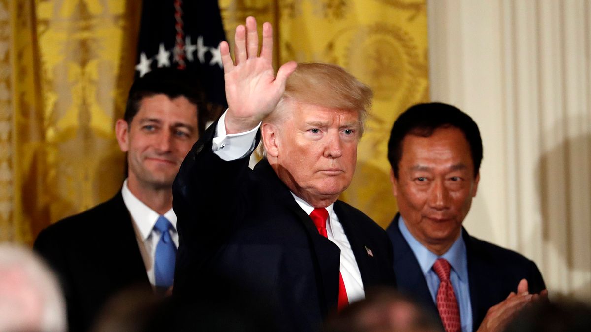 《美聯社》報導,美國威斯康辛州州長艾佛斯(Tony Evers)指出,鴻海集團董事長郭台銘(右)將赴美,並會見美國總統川普(中)。(資料照,美聯社) 《美聯社》報導,美國威斯康辛州州長艾佛斯(Tony Evers)指出,鴻海集團董事長郭台銘(右)將赴美,並會見美國總統川普(中)。(資料照,美聯社)