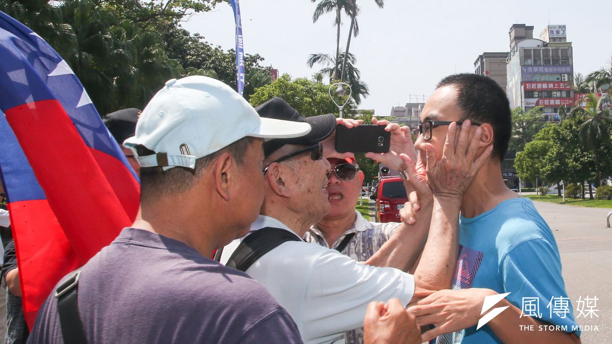 作者認為,學生在自己的地盤踩別人的場子,後來還被痛打了一頓,這不就是找打嗎?圖為藍天行動聯盟抗議台獨入侵台大校園,一位自稱台大學生拍攝,被拉扯拍臉頗。(資料照,陳明仁攝) 作者認為,學生在自己的地盤踩別人的場子,後來還被痛打了一頓,這不就是找打嗎?圖為藍天行動聯盟抗議台獨入侵台大校園,一位自稱台大學生拍攝,被拉扯拍臉頗。(資料照,陳明仁攝)