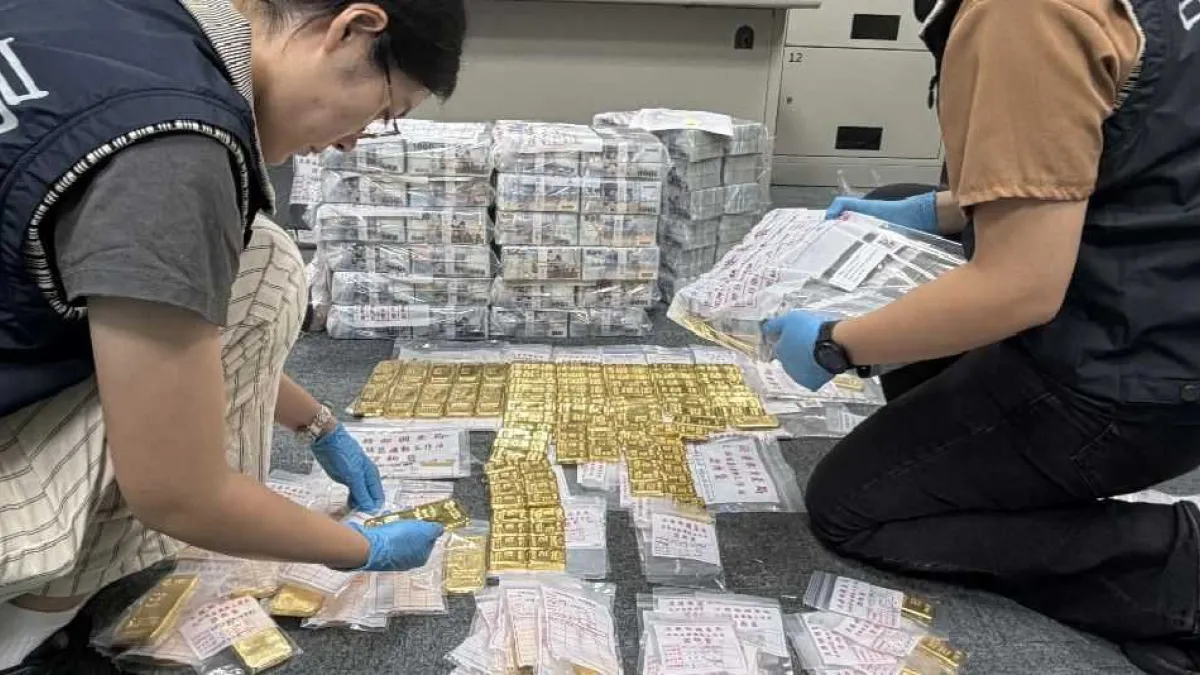 調查局偵破知名律師勾結宗教大師詐騙慈濟購買10億元疫苗,得手後利用黃金洗錢,辦案人員查扣158公斤黃金條,市值逾6億元。(資料照,調查局提供)