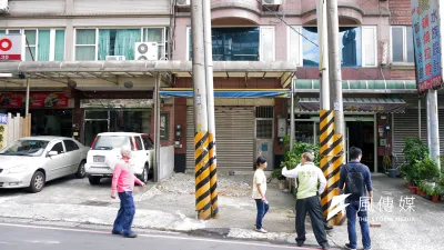 立委蔡適應服務處及市府、臺電人員現場會勘解決電桿纜線凌亂問題。(圖/張毅攝)