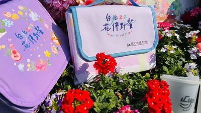 晶華酒店配合台北花季所推出的「五感繽紛,花漾台北」住房專案,將致贈限量野餐墊,送完即止。