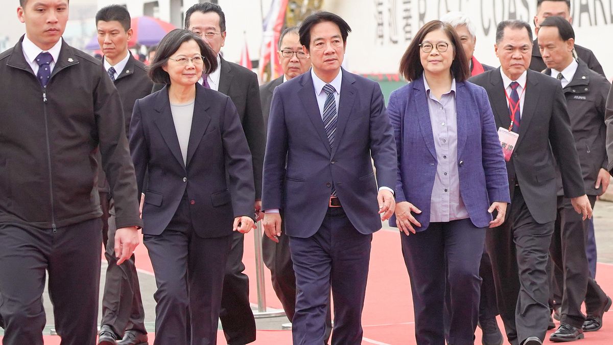 總統蔡英文和總統當選人賴清德目前正處於密集的政權交接狀態,然而,蔡政府和一般的看守政府不同,仍出手不少重大政策,但究竟該由誰來為這些政策負責,就頗有爭議。(海巡署提供) 總統蔡英文和總統當選人賴清德目前正處於密集的政權交接狀態,然而,蔡政府和一般的看守政府不同,仍出手不少重大政策,但究竟該由誰來為這些政策負責,就頗有爭議。(海巡署提供)